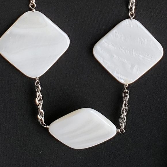 STATEMENT NECKLACE SILVER LINK CHAIN WITH WHITE SQUARE BEADS - Picture 2 of 3